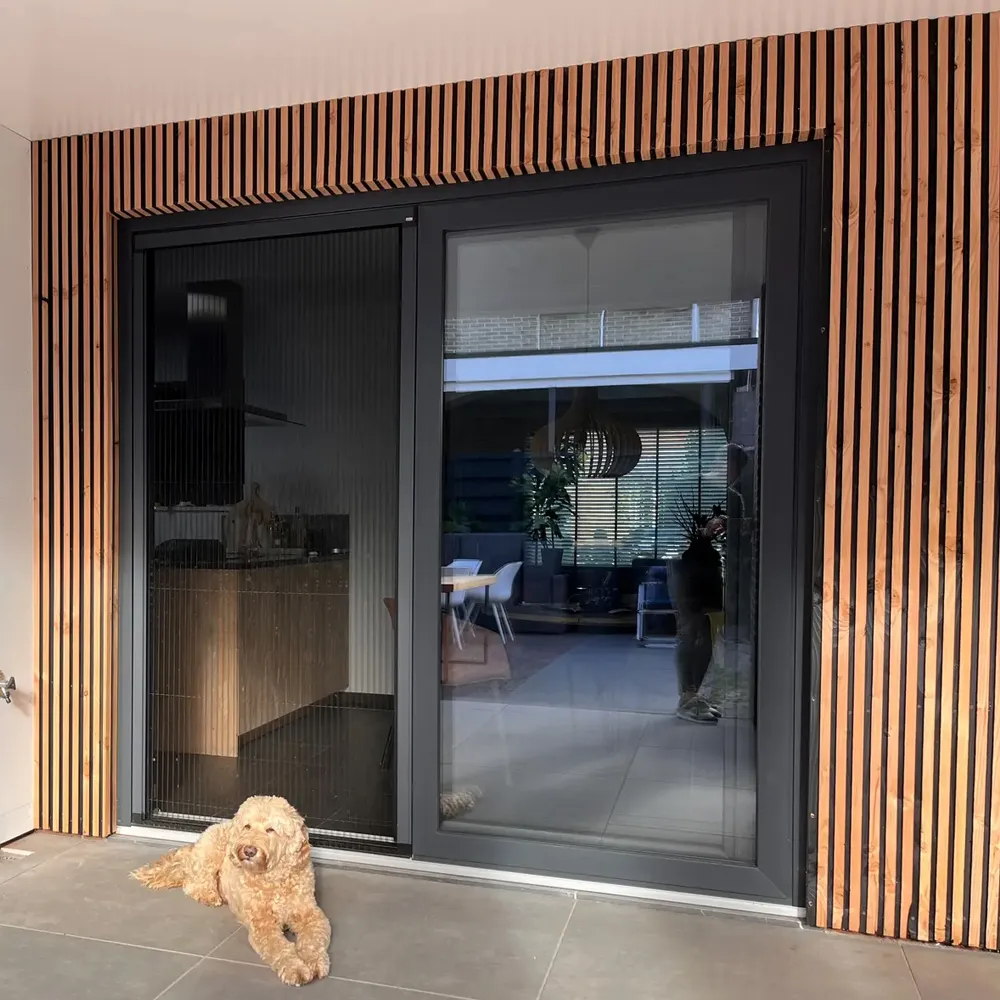 Douglas triple profiel 25x140 mm geschaafd zwart gespoten