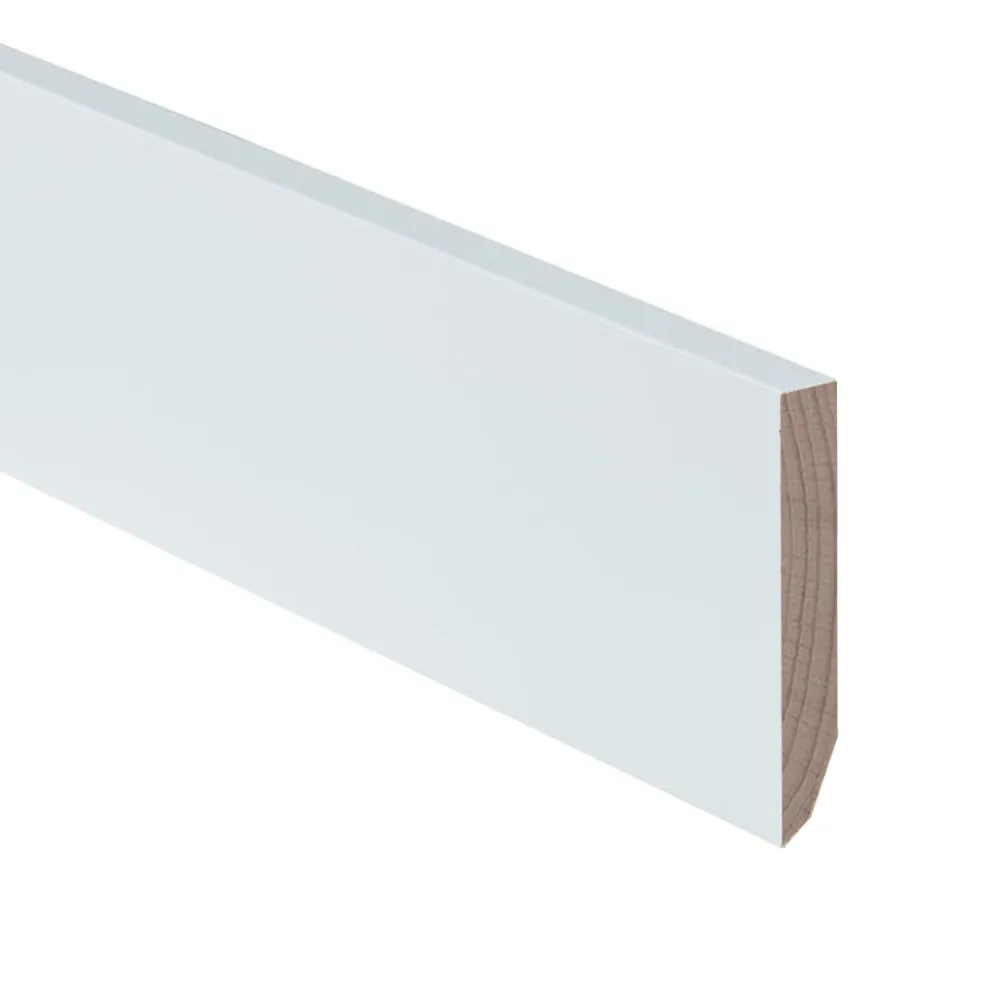 Hardhouten plint 12x120 mm L= 4900 mm gegrond